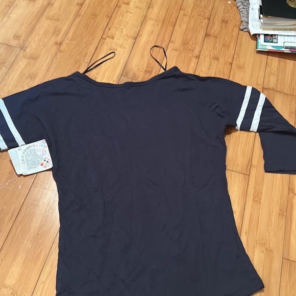 Women’s scoop bottom quarter sleeve size medium. New with tags - Picture 6 of 7